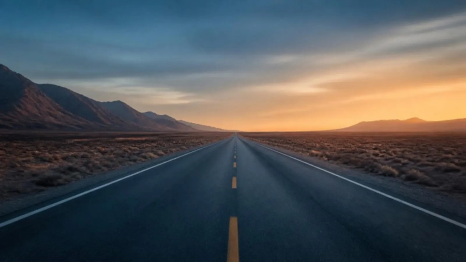 Gerade Straße führt durch die Wüste bis zum Horizont